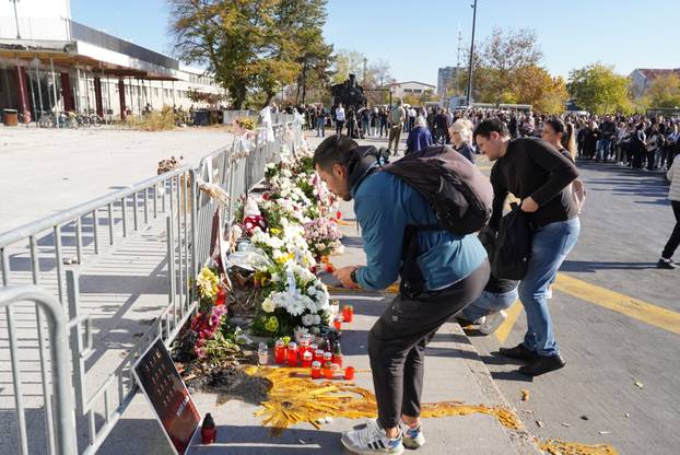 Novi Sad: Veliki broj građana od jutra dolazi odati počast poginulima u padu nadstrešnice