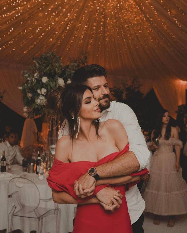 FOTO Koga ljubi Petković? Bila je to ljubav na prvi intervju, Iva ga je zavela pred kamerama