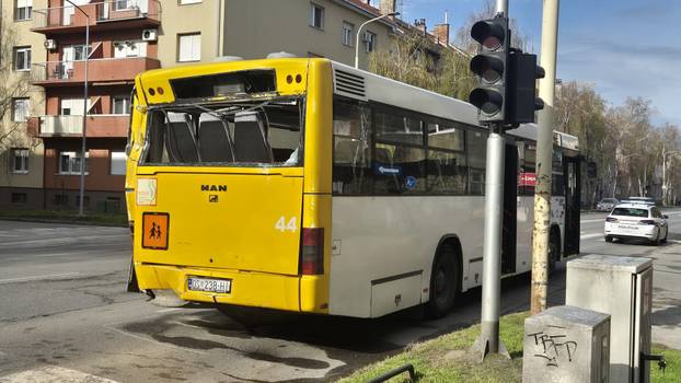 FOTO Krš i lom u Osijeku: Sve je puno stakla! Evo kako izgleda mjesto sudara dva autobusa