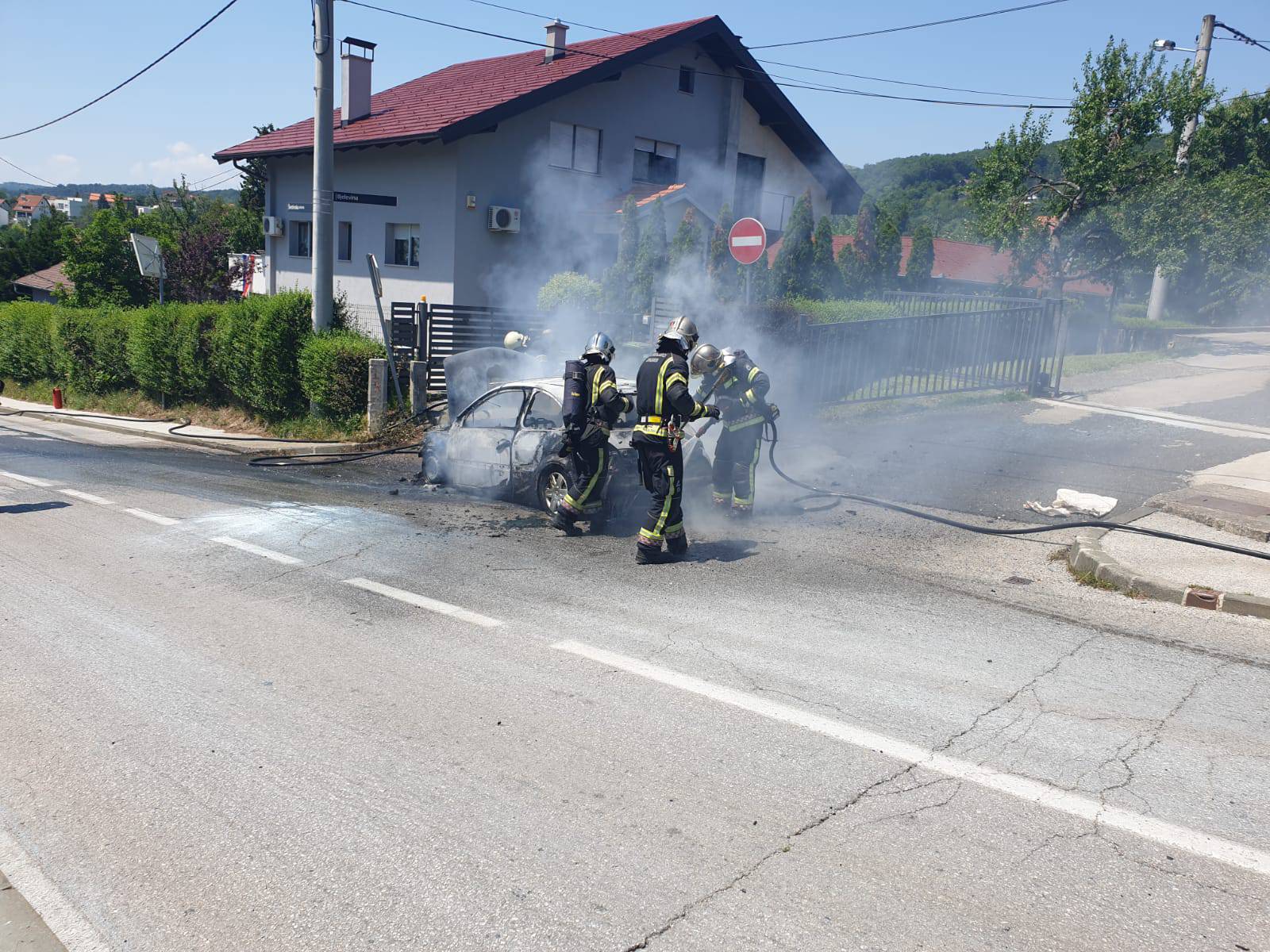 Video: Auto gorio u Šestinama, po cesti se slijevao benzin...