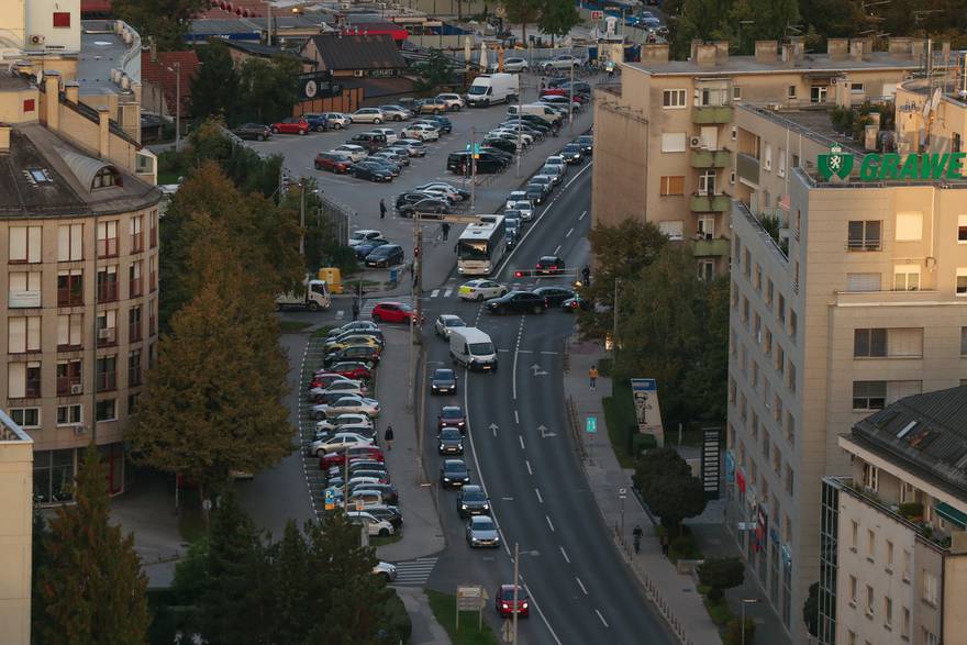 Radovi na sanaciji tramvajskog kolosijeka na križanju Savske i Ulice grada Vukovara