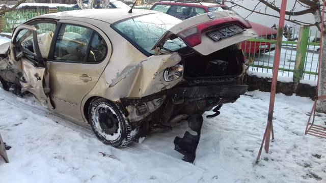 Pijan naletio na auto u kojem su bili roditelji, dijete i beba