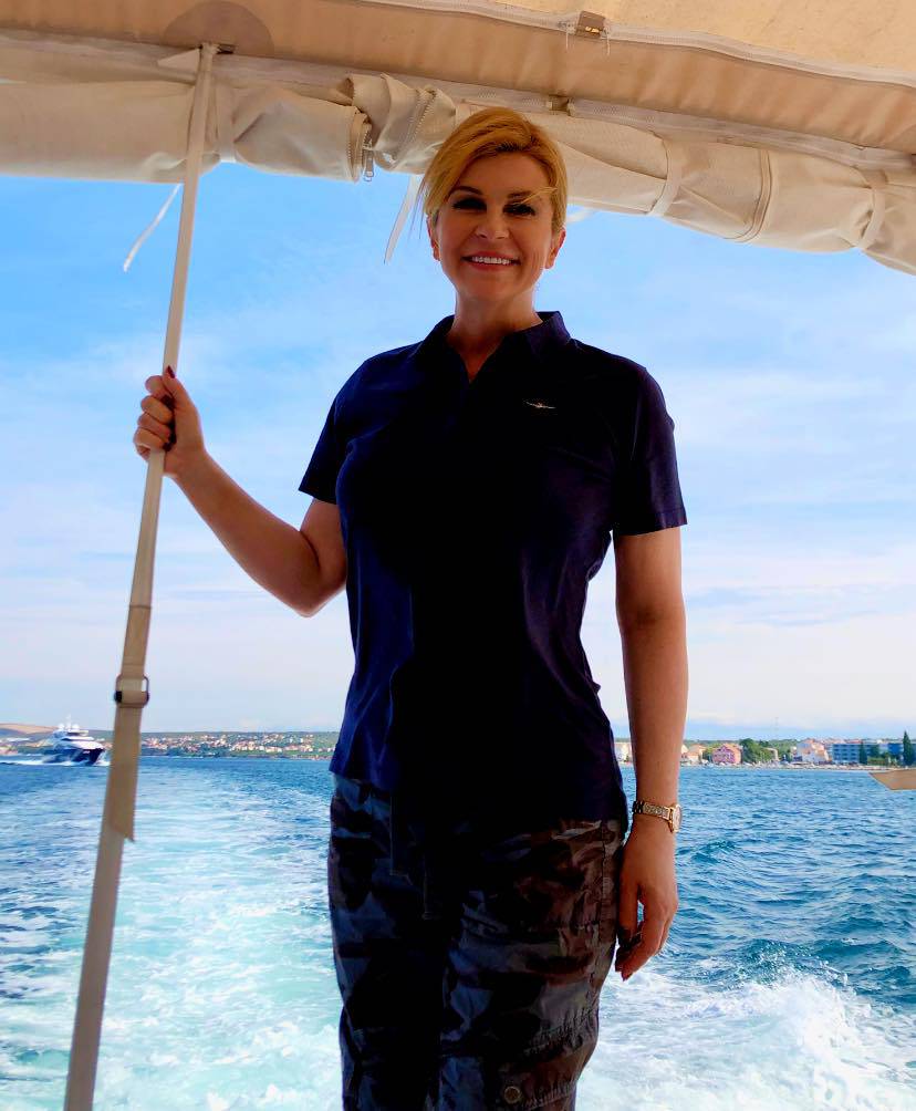 Kolinda uživa ploveći brodom. Fanovi iz Afrike pišu: Vratite se, budite opet na čelu Hrvatske!