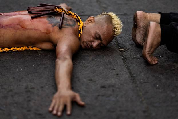Filipino Catholics perform self-flagellation for Lent