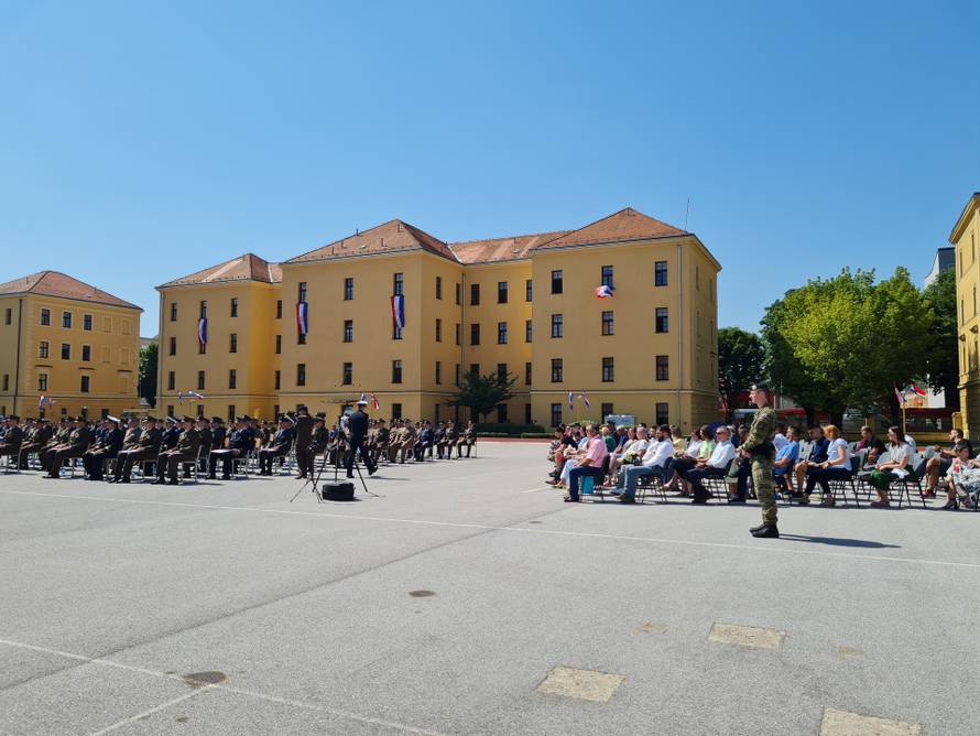 Promocija na HVU: Polaznici i obitelji na zvizdanu, a visoki uzvanici pod klimama - vani