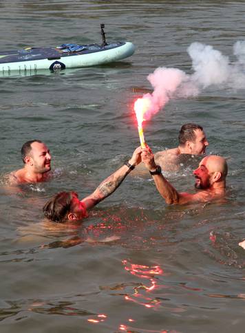 Sisak: Tradicionalno novogodiÅ¡nje kupanje u rijeci Kupi