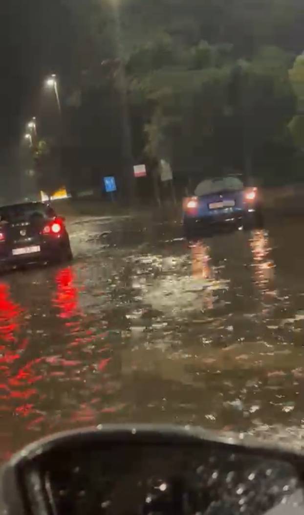 FOTO UŽASA Oluja razorila dio benzinske u Umagu, padao led! Ulice su bile skroz poplavljene