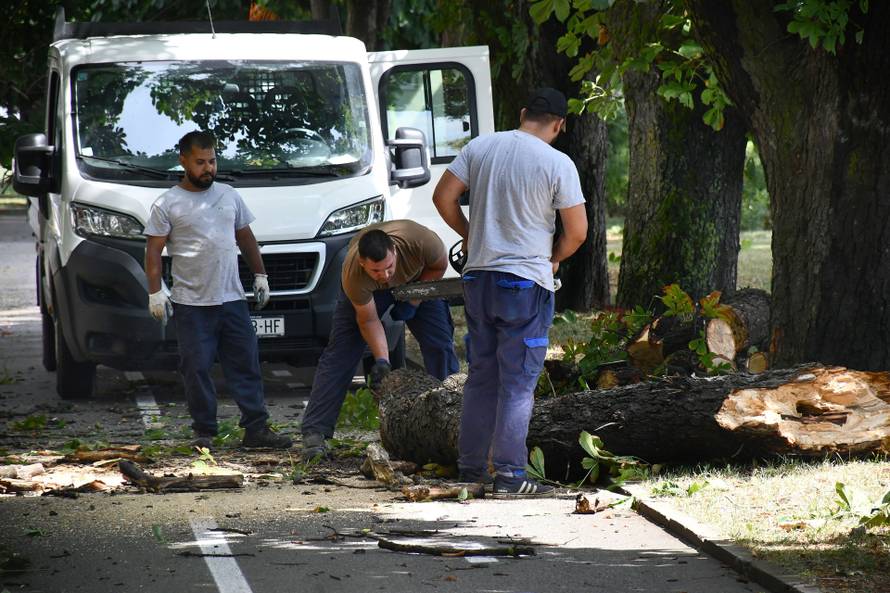 FOTO Dvoje ljudi ozlijeđeno u oluji koja je poharala Zagreb, velika šteta i u Slavoniji...