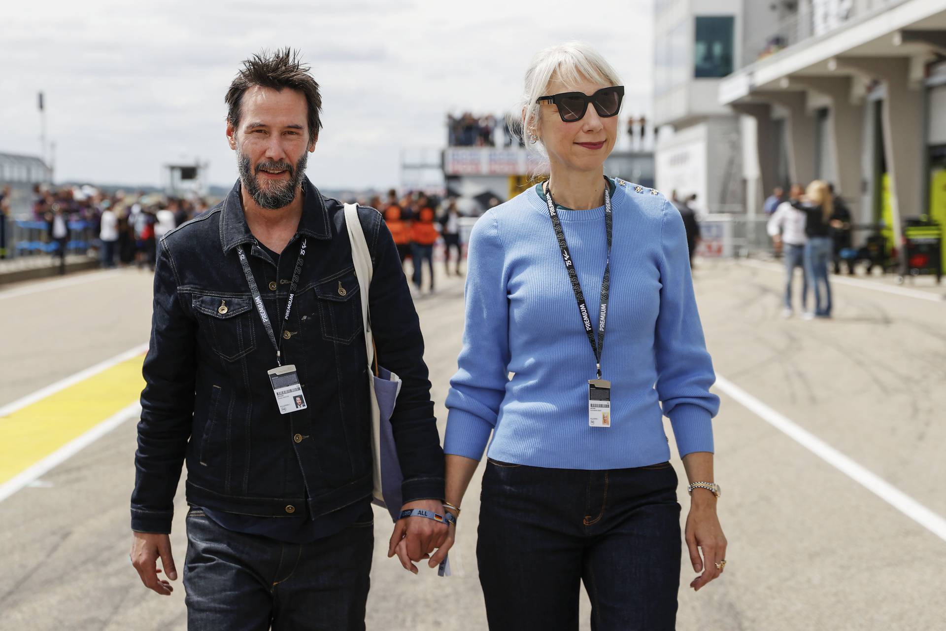 MotoGP Sachsenring: Keanu Reeves s djevojkom na motoutrci