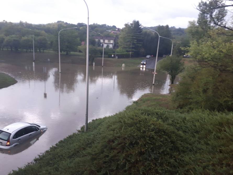 Ulice i podvožnjaci pod vodom: Zagreb pogodilo jako nevrijeme