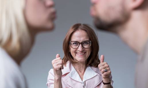 Čini se da ga još ne želi pustiti: Mama na sinovu svadbu došla u vjenčanici, ponijela je i buket...