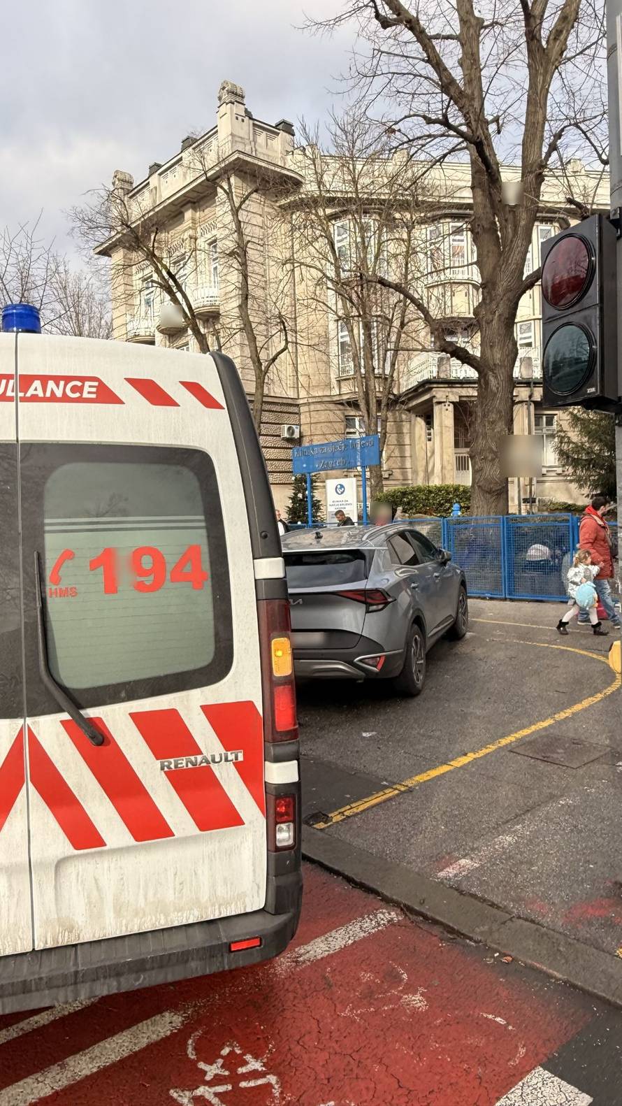 FOTO 'Majstor je parkirao na sredinu ulaza u Klaićevu bolnicu pa ni Hitna nije mogla proći!'