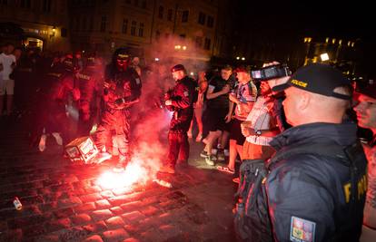 Kaos nakon finala: Engleski su huligani napali policiju u Pragu
