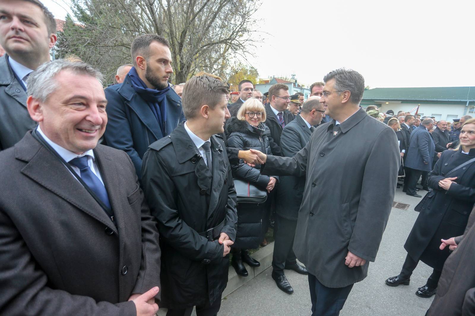 Brojni građani, branitelji i državni dužnosnici okupljaju se ispred bolnice u Vukovaru