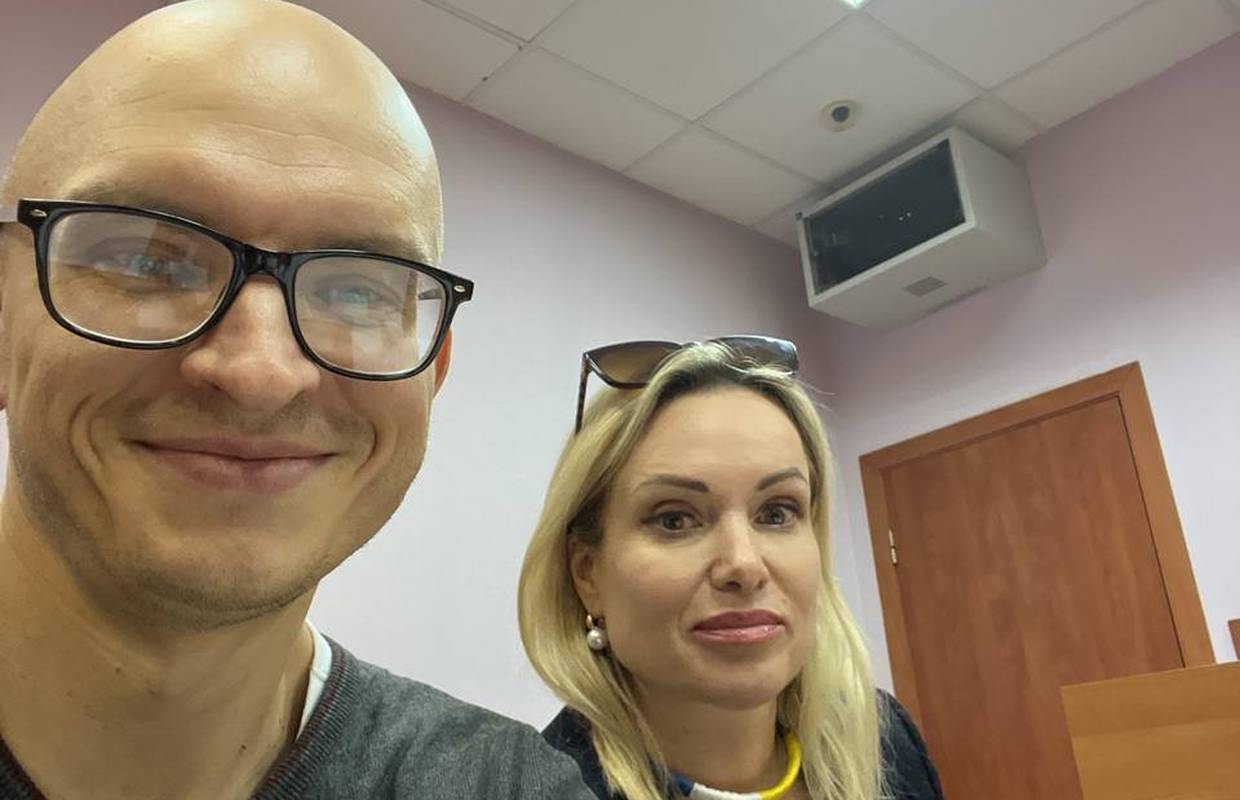 Ruskinja koja je upala u eter s porukom protiv rata završila na sudu: Prijeti joj 10 dana zatvora