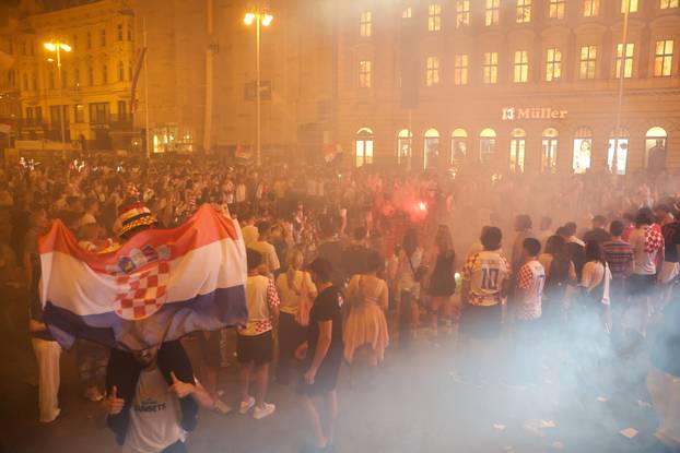 Zagreb: Slavlje navijača na trgu nakon pobjede Hrvatske