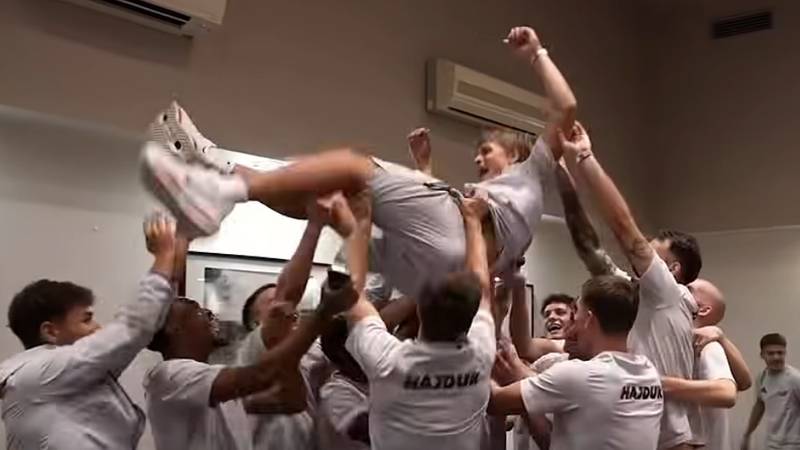 VIDEO Emotivne scene nakon Pukštasova govora, igrači ga zagrlili: 'Odlazim kao muškarac'