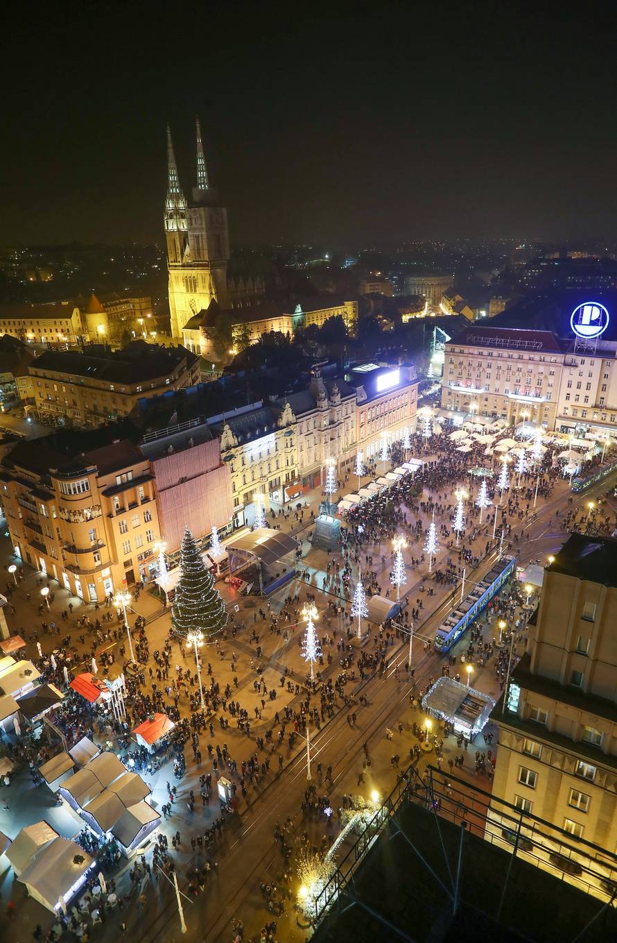 Počeo Advent u Zagrebu: Prva svijeća svijetli na glavnom trgu