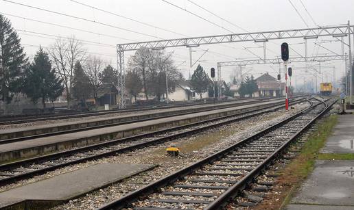 Vozač nije zaustavio auto kod prijelaza: Na njega naletio vlak