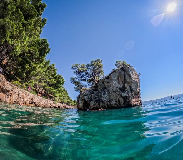 Kamen Brela i plaža Punta Rata  