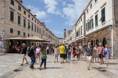 FOTO U Dubrovniku ljeto, a u Puli se šeta u jaknama: Neki su glave pokrili zimskim kapama...