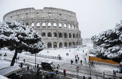 Snijeg u Rimu nakon 6 godina, u Poljskoj umrlo osmero ljudi