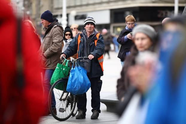 Zagreb, Prosvjed umirovljenika protiv siromaštva, korupcije i kriminala na glavnom gradskom Trgu
