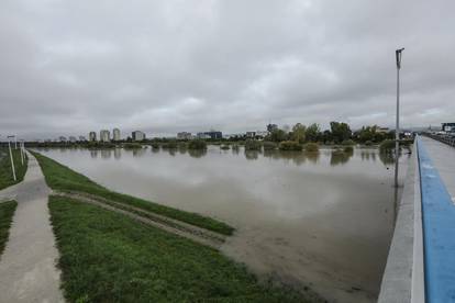 Zagreb: Iz korita se na području metropole izlila Sava