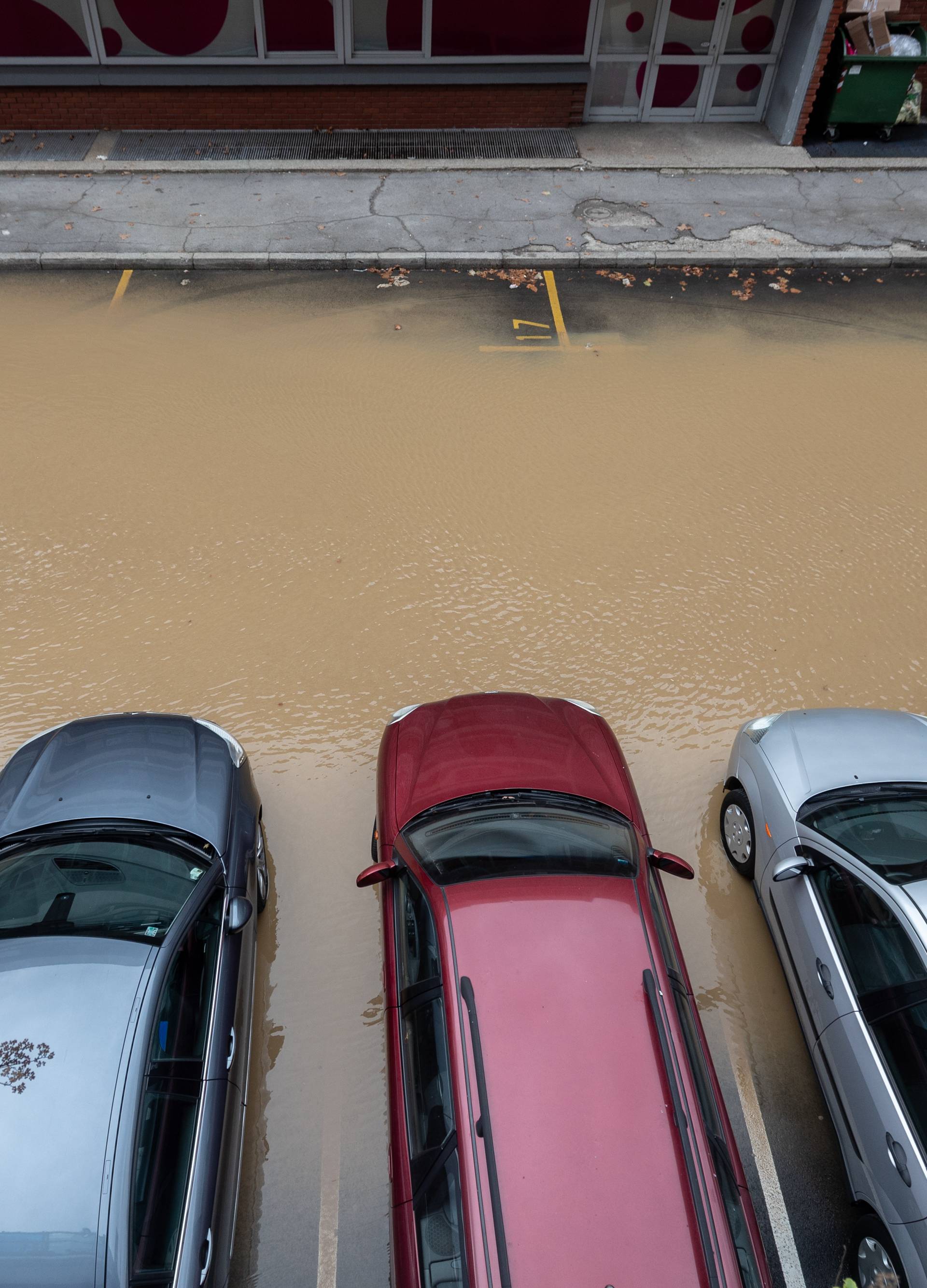 Siget pod vodom: Puknula cijev na parkingu, automobili plivaju