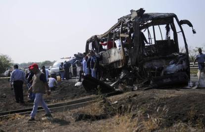Autobus udario u pokvareni kamion, izgorjelo čak 36 ljudi