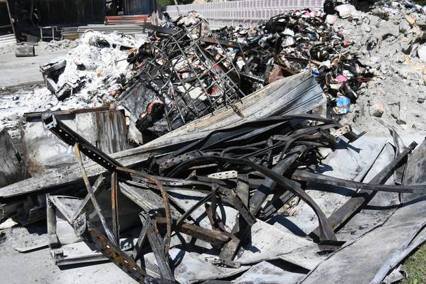 Nakon velikog požara tvornica Baumit u Siraču potpuno je uništena