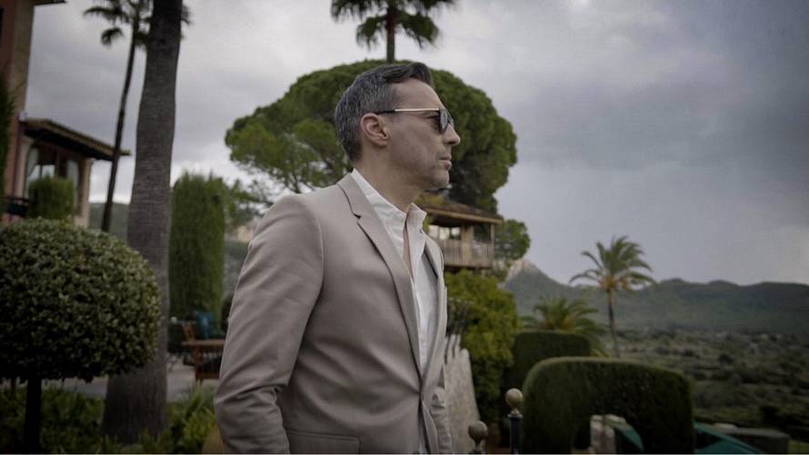 Nekad se bavio manekenstvom, a sada pjeva 'To bi zaslužio...'