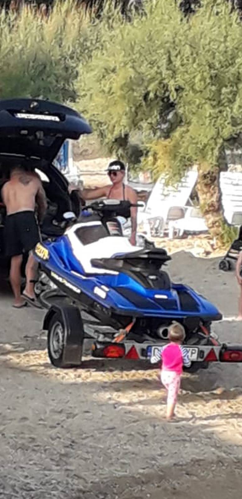 Djeco maknite se brzo s plaže: Idemo ja i moj jet-ski na vožnju