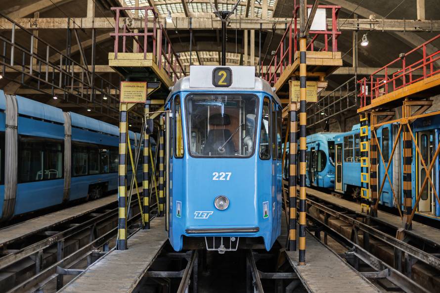 Zagreb: Tramvaj ZET-a koji vozi već pola stoljeća