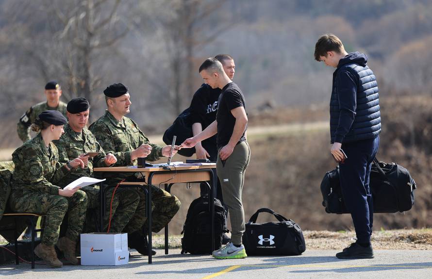 Ministar Anušić i general Kundid na prvom danu TVO-a na Slunju