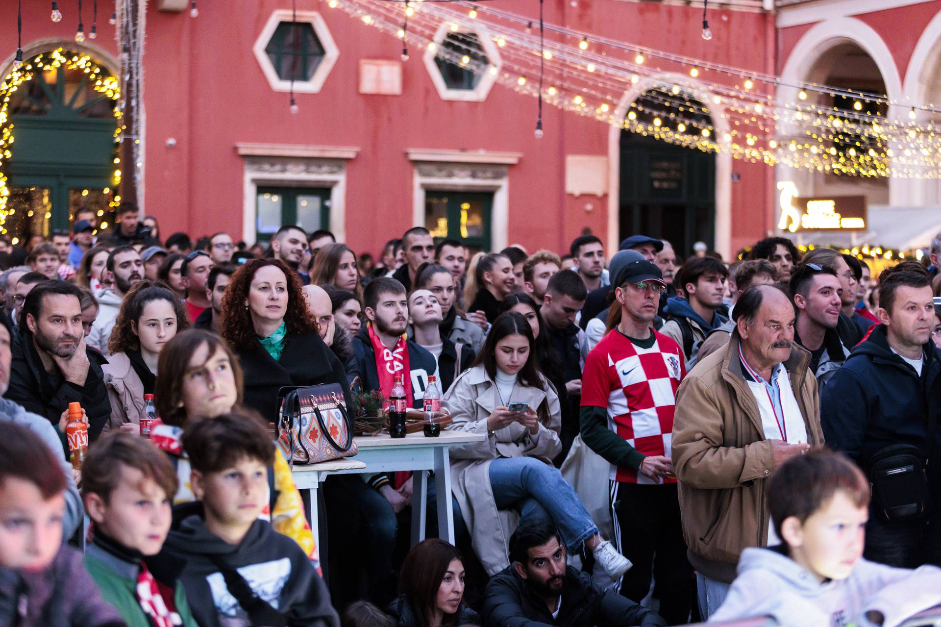 Splićani prate utakmicu Hrvatska - Japan u fan zoni na Prokurativama