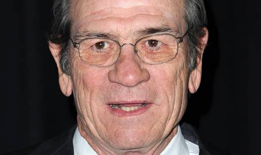 K&cacute;i Tommyja Leeja Jonesa prona&dstrok;ena je mrtva u hotelu u novogodi&scaron;njoj no&cacute;i