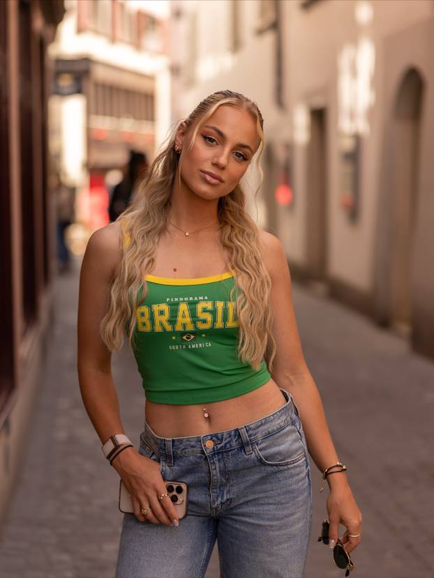 FOTO Kratka haljina i zavodljivi pogled. Ovako je najljepša nogometašica uplovila u 2026.