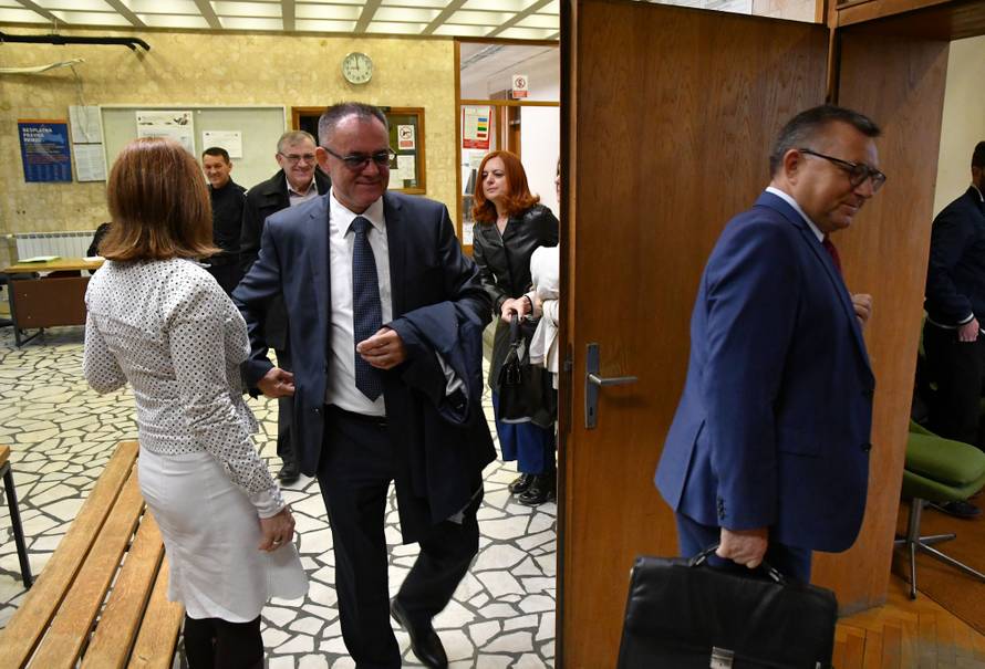 Narod ne smije vidjeti kakve su si SMS-ove slali Mare i Alojz?