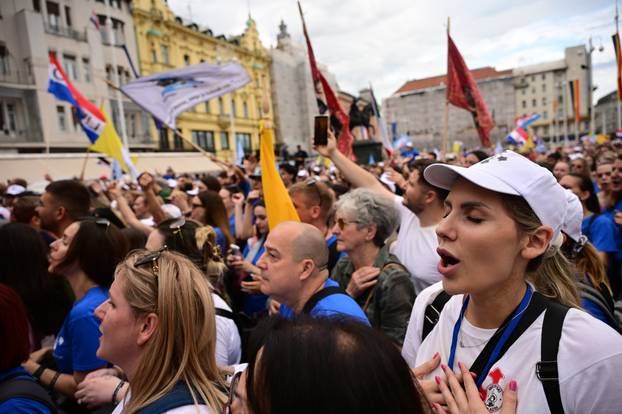 Zagreb: Dolazak hodočasnika Antunovskog hoda na Trg bana Josipa Jelačića