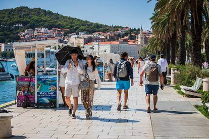 Danas i do 38°C! Turisti guštaju u Splitu. Ali uskoro stiže velika promjena i kraj toplinskog vala!