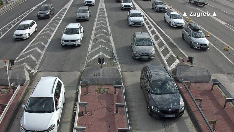 FOTO Gužve prema moru već od jutra: Kolone kod Lučkog, bura stvara probleme, kolnici mokri