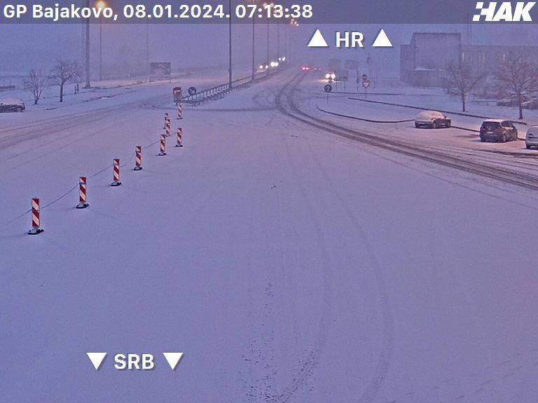 FOTO Vozite oprezno. U Slavoniji i dalje pada snijeg, a olujna bura zatvorila je autocestu A1