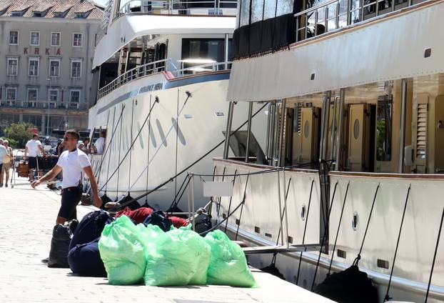 Šibenik: Kruzeri i turisti okupirali šibensku rivu