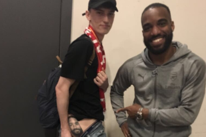 Lacazette upoznao fana koji ga ima tetoviranog na stražnjici...