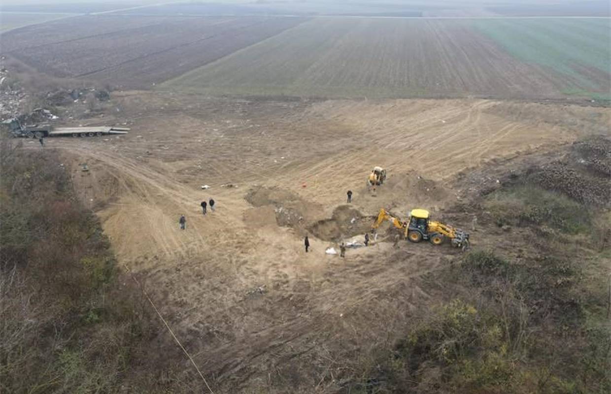 Iz masovne grobnice kod Bobote ekshumirali ostatke 11 ljudi, a i dalje se pretražuje to područje