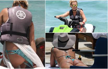 Problemi s bikinijem: Britney otkrila golu guzu na jet-skiju