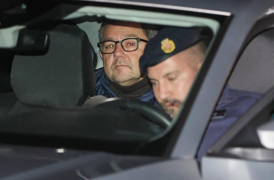 Zagreb: Izlazak Andrije Mikulića i inspektora iz kuće nakon opsežne pretrage