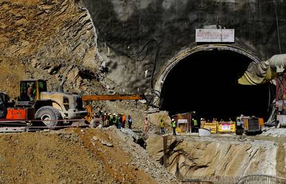 Indija: I dalje pokušavaju spasiti 40 radnika u urušenom tunelu, zarobljeni su pet dana