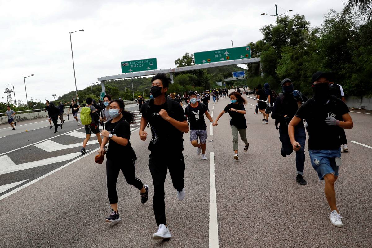 Satima prosvjedovali ispred zračne luke u Hong  Kongu